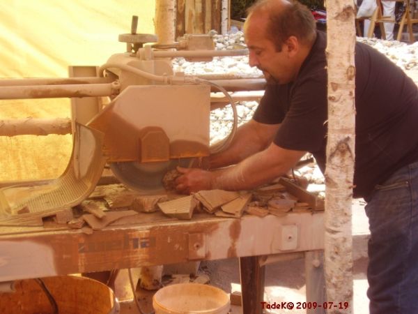 Rynek miejski, pokaz specyficznego rzemiosła: przecinanie mechaniczne bryły agatu.
