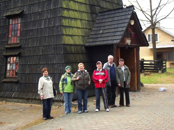przed kościołem - przed dobudowaną w latach 1983-84 wieżą, jest z nami pani co na świątynię do zwiedzania udostępniła - przy okazji: dziękujemy !