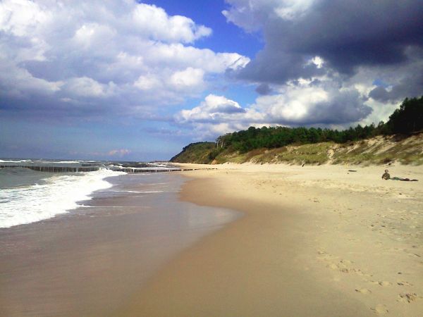 Urokliwa plaża z dala od tłumu wczasowiczów.