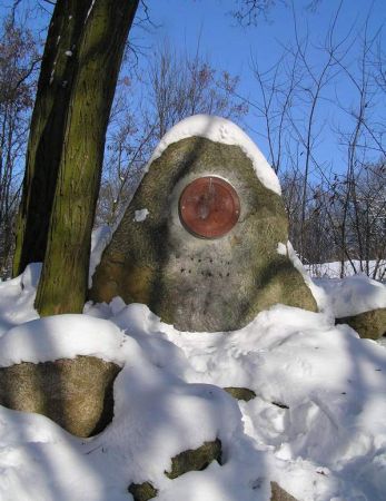 Kamień poświęcony śląskiemu poecie i pisarzowi  K. E. Holteiowi /w masywie Grzybka/