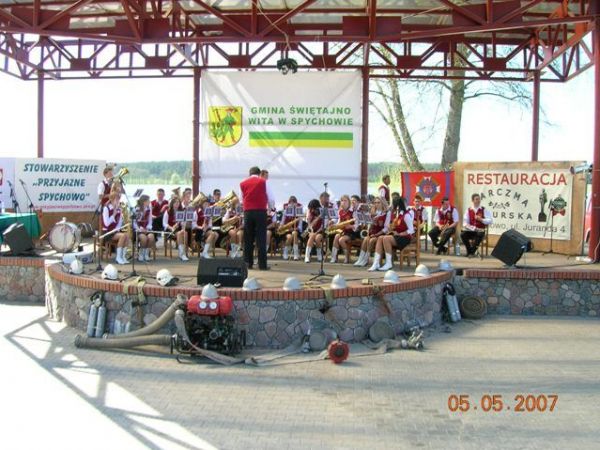 SPYCHOWO AMFITEATR NAD JEZIOREM W CENTRUM.