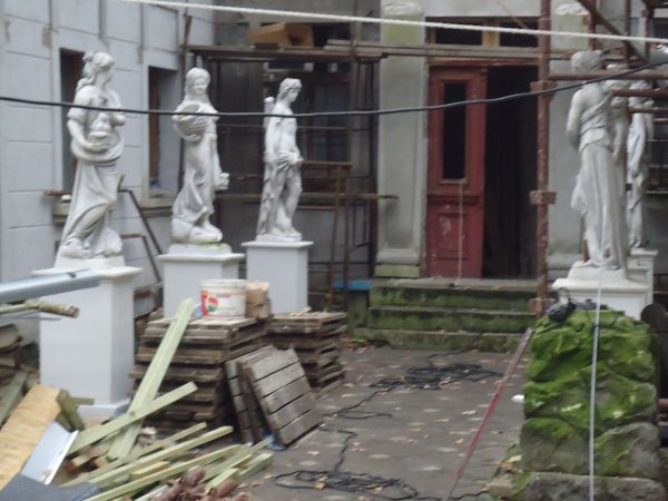 Dawny zajazd z 1777 - widok podwórza.