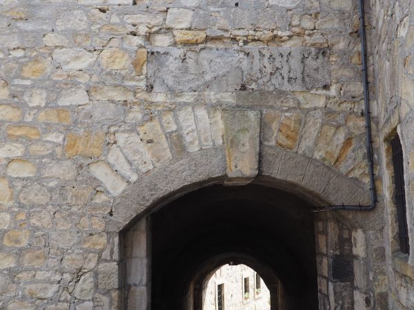 brama inna, parapet murów też inny - klimaty wprawdzie te same, nawet otulina przewodów inna i zwieńczenie wylotu, no ale kamienie podobne.