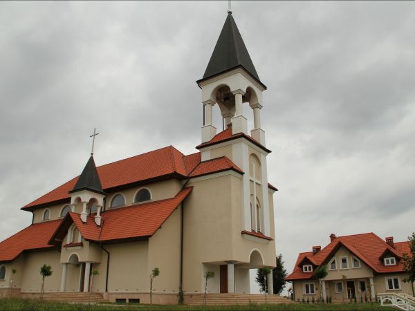 Drewniany kościół filialny pw. Wszystkich Świętych wzniesiony w roku 1676. Obok starego kościółka wzniesiono w ostatnich latach nowy , ładny kościół .