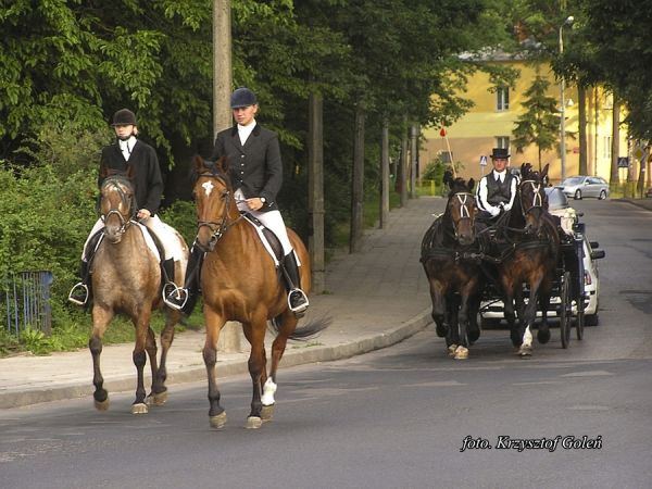 Poniatowa, orszak weselny na ul. Nałęczowskiej. W głębi budynek ośrodka kultury - foto. Krzysztof Goleń