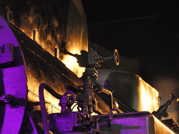 Wolsztyn,Parowozownia Wolsztyn-parowozowe detale w świetle laserów.