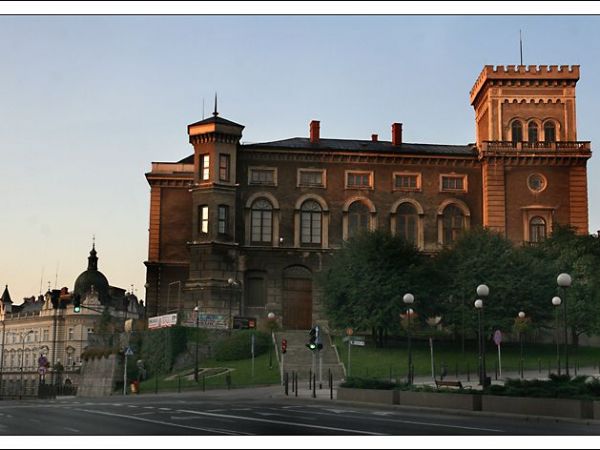 Zamek Książąt Sułkowskich powstał w XIII w., lecz w 1865 r. został gruntownie przebudowany w stylu eklektycznym. Początkowo należał do książąt cieszyńskich, póź