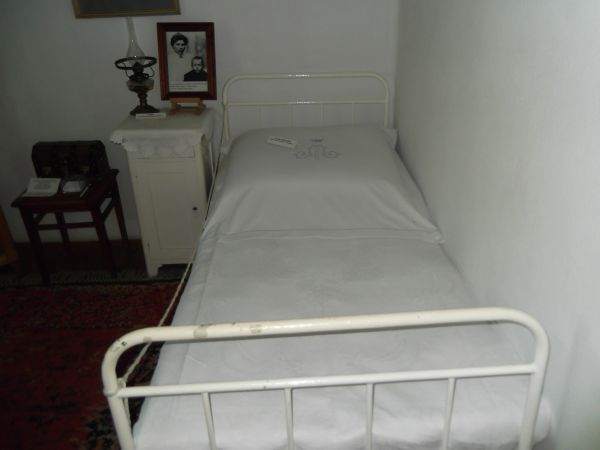 Pokój ks.kardynała Wyszyńskiego (autentyczne łóżko na którym sypiał kardynał)