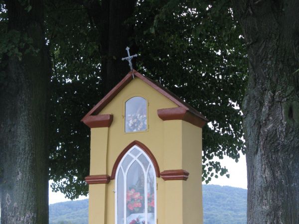 Kapliczka wzniesiona na pamiątkę powstania z 1830 roku.