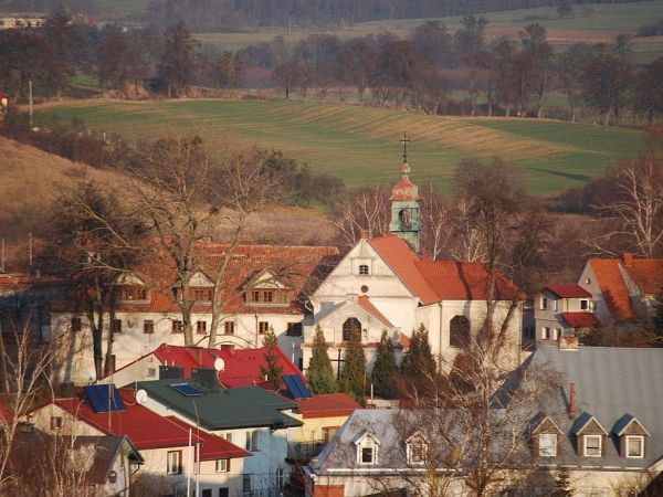 Dzierzgoń - widok na zabytkowy klasztor z przełomu XVII i XVIII wieku
