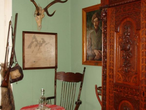 Wewnatrz dworu - muzeum  ekspozycja wnętrz domu ziemiańskiego oraz pokoje gościnne.