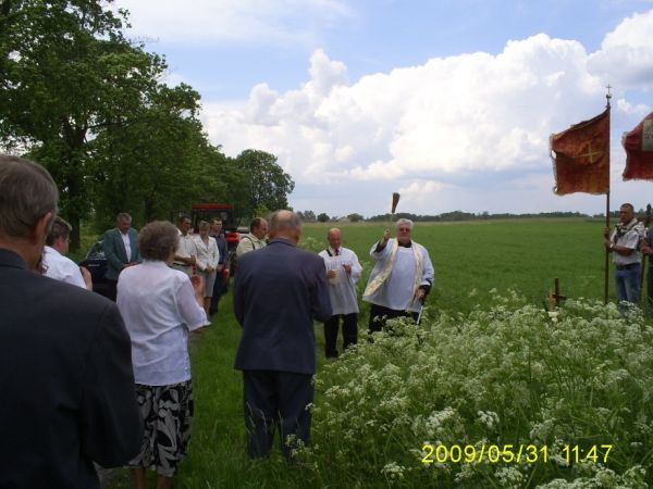 Objazd pola 2009 ks. S.Gajewski i mieszkańcy Pokrytek byli i obecni