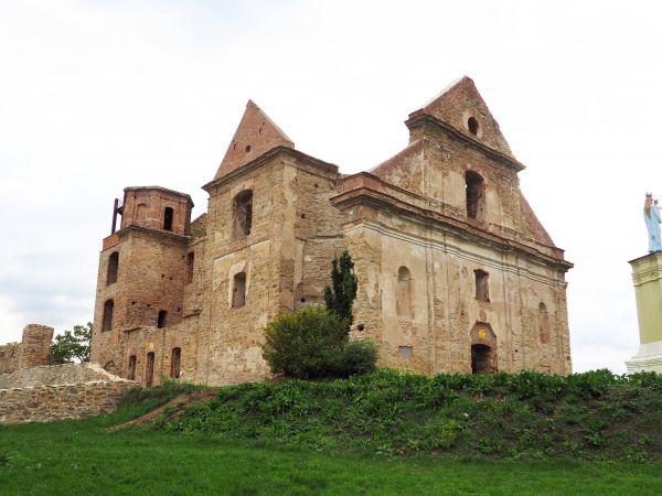 klasztorny zespół stanowi też scenerię w realizacji sesji fotograficznych dla nowożeńców - wzgórze Marymont ożyło, skłania do zadumy, refleksji, wyzwala inne sp