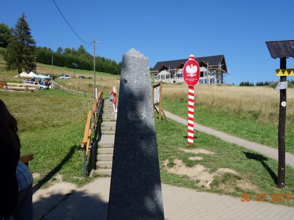 Trójstyk granic trzech państw. Granica powstała w wyniku decyzji Rady Ambasadorów w 1921 roku. Po odwołaniach mieszkańców Herczawy (Przysiólka Jaworzynki) ostat