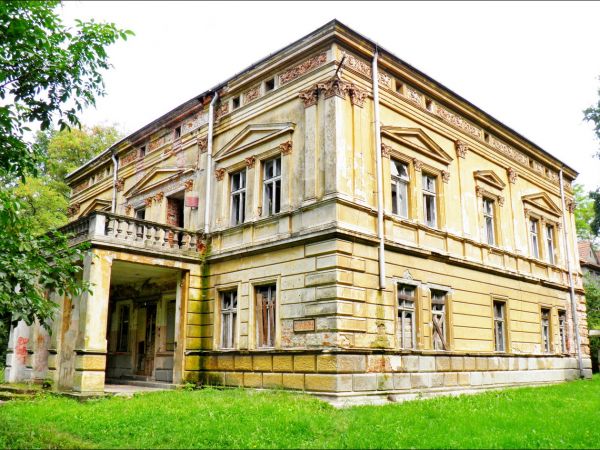 Zespół pałacowy Kellermanów z II połowy XIX wieku wraz z parkiem krajobrazowym. Zepół pałacowy szuka nawego właściciela.