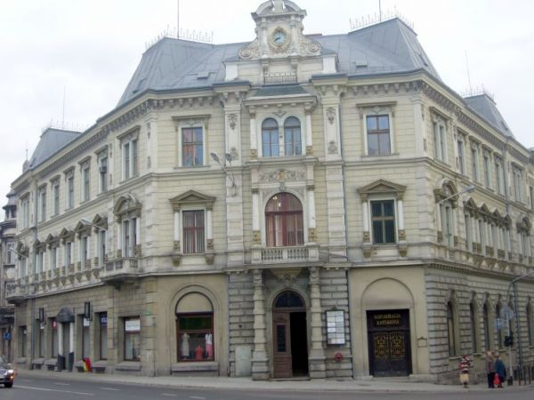 Neorenesansowy gmach d. Komunalnej Kasy Oszczędności (ob. restauracja Patria) z 1889 r.