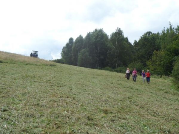 pomoc nadjeżdża - pan Krzysiek na ciągniku - on nam wyjaśni jak bezpiecznie przejść przez rozlewisko bobrowe chcąc dotrzeć do cmentarza starej wsi Zawadka Moroc
