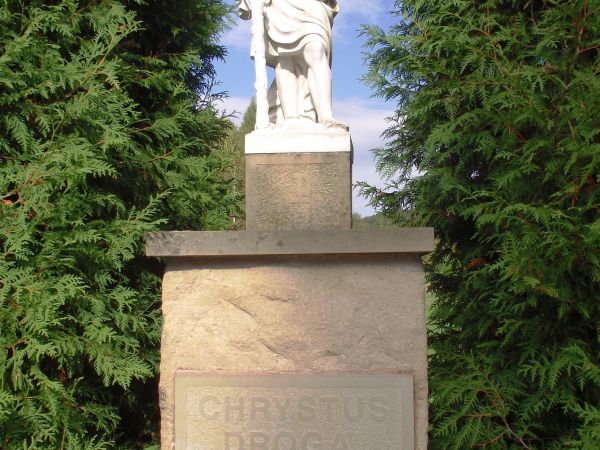 figura przy kościele.