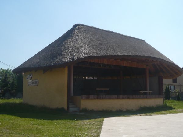 Miejscowa scena ciekawa bo kryta strzechą i z drewna.
