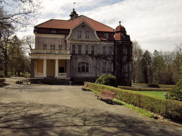 Piękny Pałac z XX w. w Łężanach, widok od strony wschodniej.