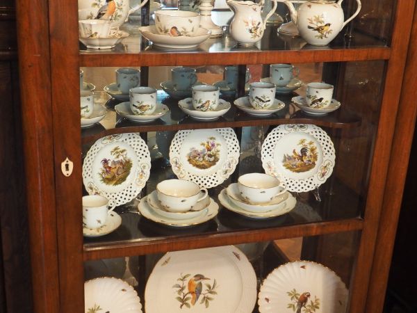 Salon Pani - tam m.in. meble z różnych epok jak również fragment cennej miśnieńskiej zastawy stołowej z tzw. "serwisu ptaszkowego".