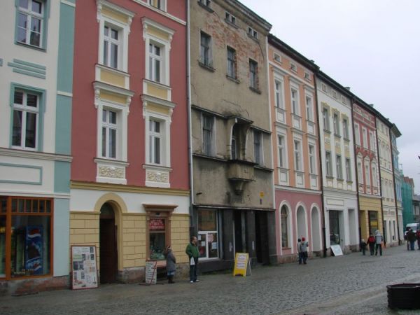 ODRESTAUROWANE  KAMIENICZKI  W  RYNKU