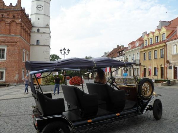na Starówce w zachodniej pierzei jest parking - tam bogata oferta w wyborze ciekawych ekologicznych aut - do zwiedzania z usługą przewodnicką, też  w językach o