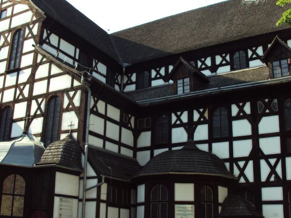 ewangelicki Kościół Pokoju, pw. św. Trójcy, z XVIIw., drewniany, na planie krzyża z wieńcem kaplic, o bogatym barokowym wystroju wnętrza. Wpisana na Listę UNESC