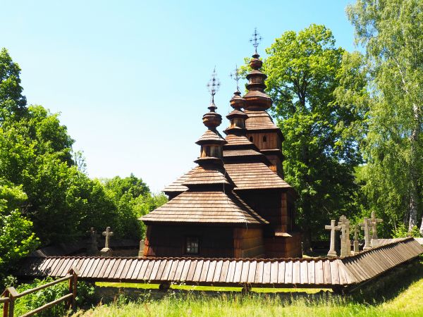 cerkiew pw. św.św. Kosmy i Damiana, wybudowana w roku 1841 w stylu zachodniołemkowskim, stanowiła filię parafii w Krempnej. Użytkowana jako kościół rzymsko-kato