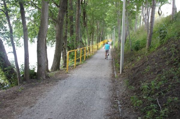 Oświetlona, z miejscami postojowym, ścież rowerowa dookoła j. Trzesiecko