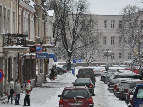 Wolsztyn, ul. Kościelna w głębi Rynek i budynek Urzędu Miasta i Gminy.