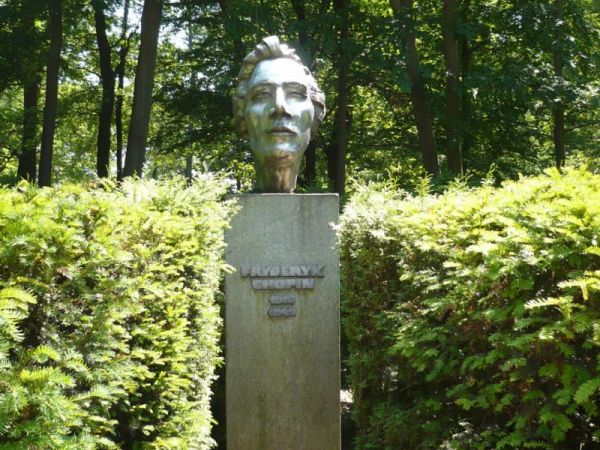 W parku pomnik Fryderyka Chopina.