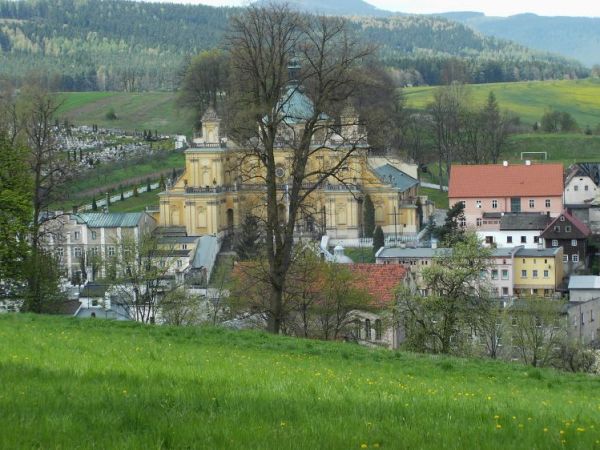 Wambierzyce ze swoją słynną Bazyliką Nawiedzenia Najśw. Marii Panny.