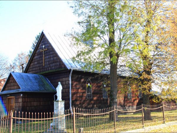 Drewniany kościół pw. śś. Piotra i Pawła w Medyce . Wybudowany w 1607 roku. W 1850 r. gruntownie przebudowany. W 1880 r. zmodyfikowano bryłę kościoła poprzez "