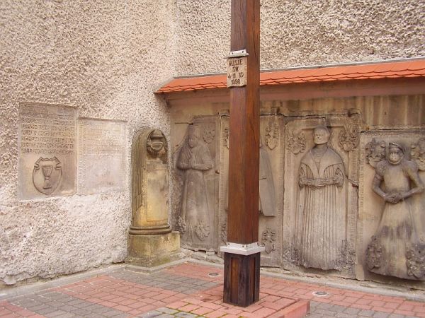 Są też wmurowane epitafia  XVIII i XIX w przeniesione z ewangelickiego cmentarza.