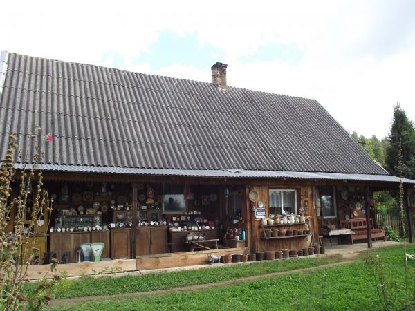 na przysiółku Podlas są takie skarby prezentowane w "Małym skansenie" -  - o pana Tomka Kędrę trzeba pytać - społecznika i pasjonata.