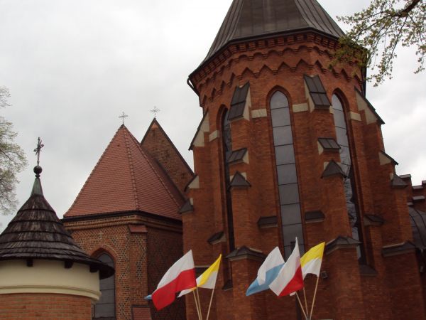 Bazylika Mniejsza pw. św. Marii Magdaleny i św. Stanisława - widok od furty na mury prezbiterium i kaplicy.