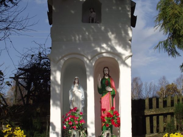 rzeźby Chrystusa i Matki Bożej w zabytkowej - z 1912 roku - kapliczce przydrożnej, w niszy powyżej rzeźba ludowa Chrystusa Frasobliwego - całość otoczona opieką