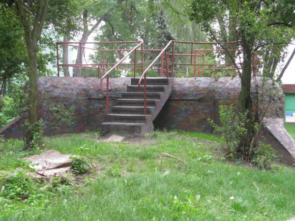Schron nr 7. Armii "Poznań" z 1939r. Tradytor dwustronny. Na terenie ośrodka PTTK w Żninie. Widok od strony czołowej ściany schronu. Widoczne schody ułatwiające