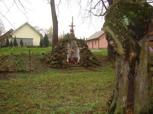 Ostaszewscy brali czynny udział w powstaniach narodowych - i tu n/z - na  pamiątkę śmierci jednego z nich w powstaniu styczniowym zbudowano kapliczkę w zachodni