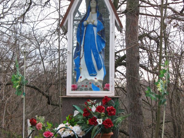 słowo pisane wspomina, że obok folwarku był staw i bliżej nieznana kaplica Matki Bożej, my trafiliśmy na kapliczkę słupową z figurą Matki Bożej - w parku przydw