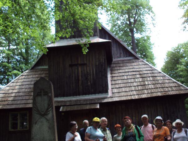 przy cerkwi greckokatolickiej pw. Narodzenia NMP - wzniesionej w 1779 roku, nagrobek z piaskowca z XIX wieku.