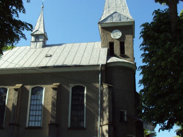 kościół pw. św. Klemensa I Papieża. W ołtarzu głównym jest cudowny obraz, złote korony na skronie Dzieciątka i Maryi pobłogosławił Ojciec Święty Jan Paweł II w