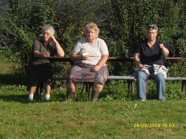 Panie na czas odpoczynku przekazały kosy młodszym i przyglądają się ich postępom