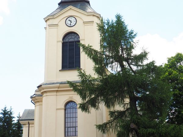 pomnik papieski - przy murach okalających kościół, kleryk a później ksiądz Karol Wojtyła bywał w miasteczku podczas górskich wędrówek, po raz pierwszy był w Jaś