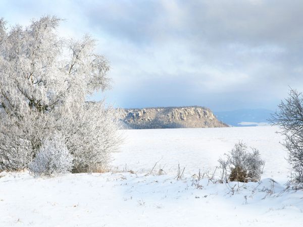 Zima w Pasterce w górach Stołowych. Malutka, malownicza wioska u samego podnóża Szczelińca Wielkiego jest unikalną już oazą ciszy i spokoju zadziwiając przy tym