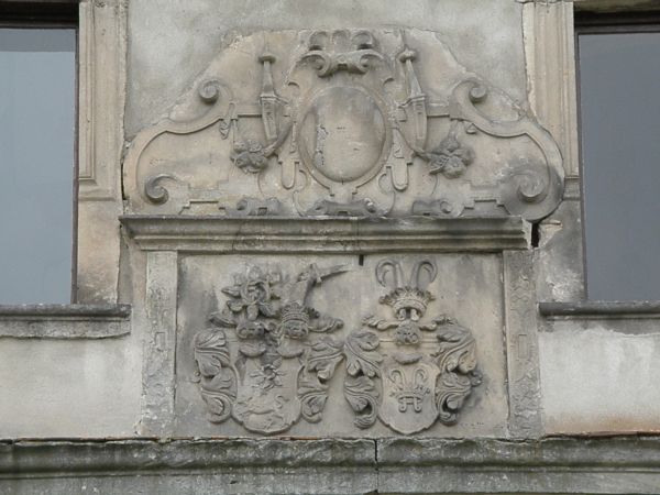 Herby nad bramą zamkową