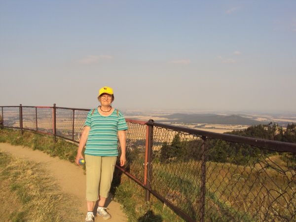 przy otoku korony twierdzy - widok na fragment Ziemi Ząbkowickiej, Król Prus Fryderyk Wielki ok. 1760r. zwrócił uwagę, iż przełęcz w paśmie Gór Sowich oraz Sreb