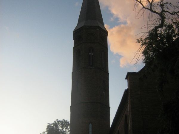 Wieża miejscowego kościoła.