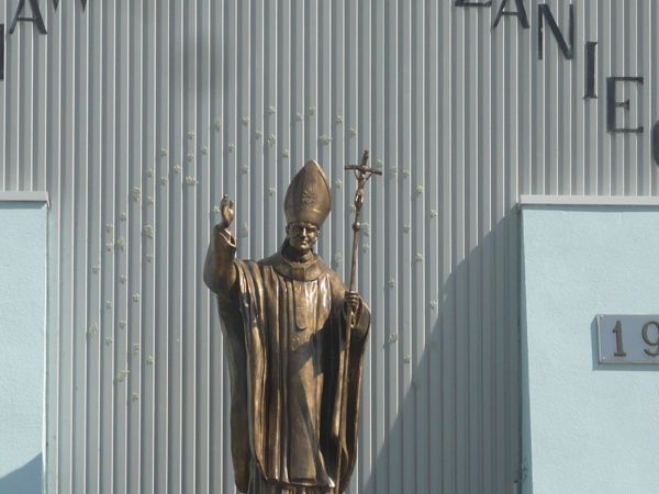 Nad wejściem do kościoła figura Bł.Jana Pawła II.